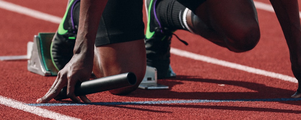 现代体育直播控制中心内景，大屏幕上显示着多场足球和篮球比赛的高清直播画面